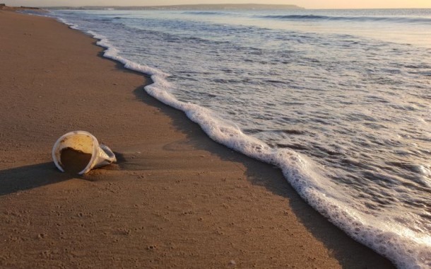Plásticos correspondem a 72 % do lixo encontrado nas praias portuguesas