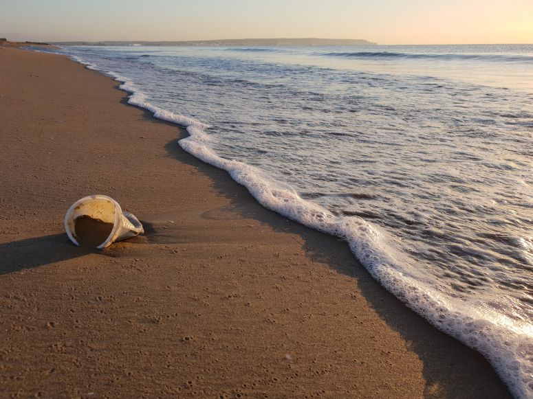 Plásticos correspondem a 72 % do lixo encontrado nas praias portuguesas
