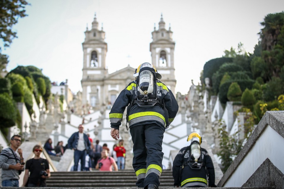 Cerca de 800 bombeiros sobem este sábado escadório do Bom Jesus em mais edição do Bombeiro de Elite