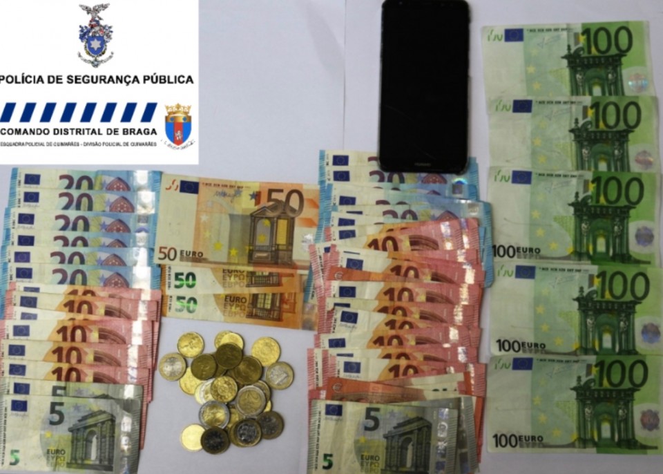 PSP de Guimarães detém jovens por passagem de notas de 100 euros falsas