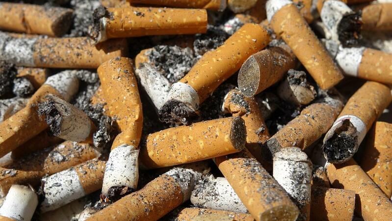 Multas de 25 a 250 euros para quem atirar beatas para o chão a partir desta quarta-feira