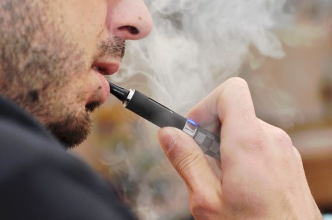 Médicos aconselhados a denunciar casos suspeitos de doença ligados aos cigarros electrónicos em Portugal
