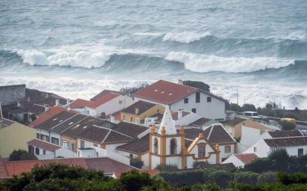 Governo Regional dos Açores encerra escolas na quarta-feira devido à passagem do furacão Lorenzo