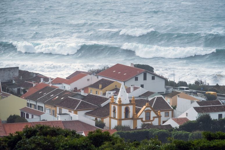 Governo Regional dos Açores encerra escolas na quarta-feira devido à passagem do furacão Lorenzo