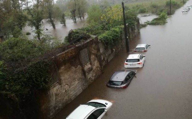 Chuva deixa automóveis submersos em Braga