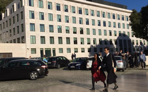 Assessor de Joacine Katar Moreira desafia convenções ao entrar de saia no Parlamento