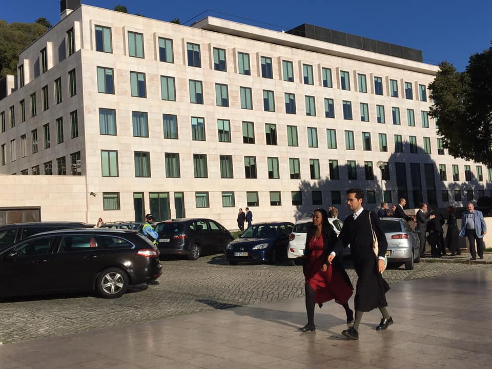 Assessor de Joacine Katar Moreira desafia convenções ao entrar de saia no Parlamento