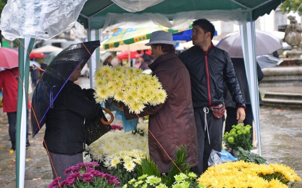 Tradicional Mercado das Flores abre sob chuva intensa