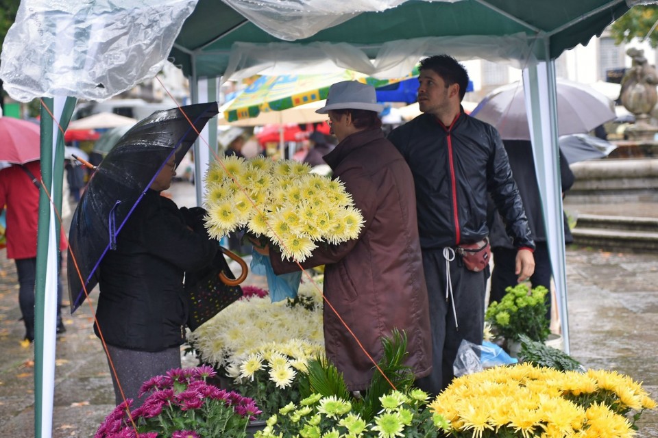 Tradicional Mercado das Flores abre sob chuva intensa