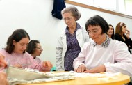 Utentes das IPSS de Braga transformam desperdícios têxteis em sacos reutilizáveis