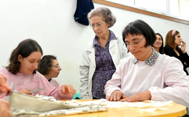 Utentes das IPSS de Braga transformam desperdícios têxteis em sacos reutilizáveis