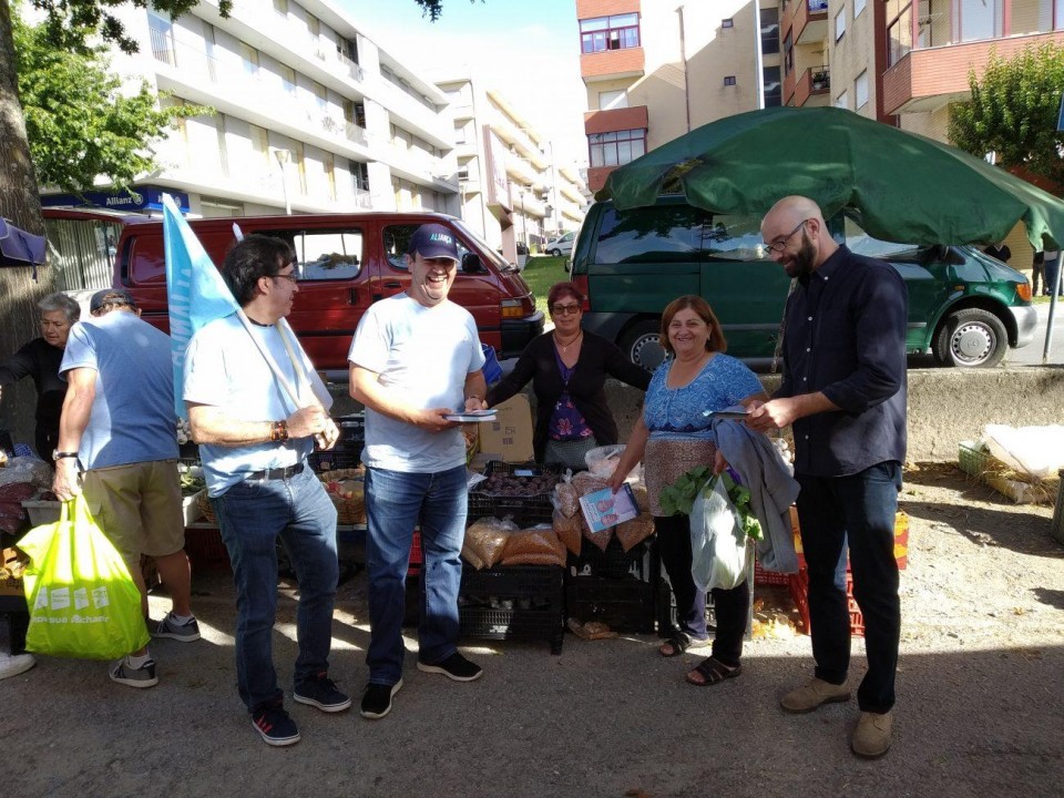 CAMPANHA - Aliança apresentou medidas na feira semanal de Amares
