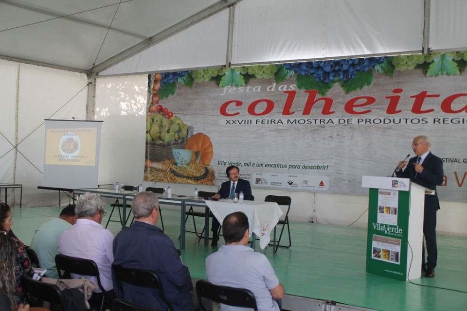 FESTA DAS COLHEITAS: Apicultura é sector em crescimento mas precisa de organização
