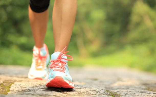 Caminhar diminui sintomas da menopausa e ocupar os tempos livres com outras actividades físicas também