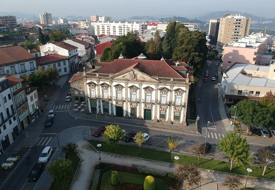 PSP de Braga detém dois homens por assalto a estabelecimento comercial; um terceiro está em fuga