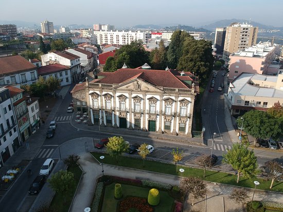PSP de Braga detém dois homens por assalto a estabelecimento comercial; um terceiro está em fuga