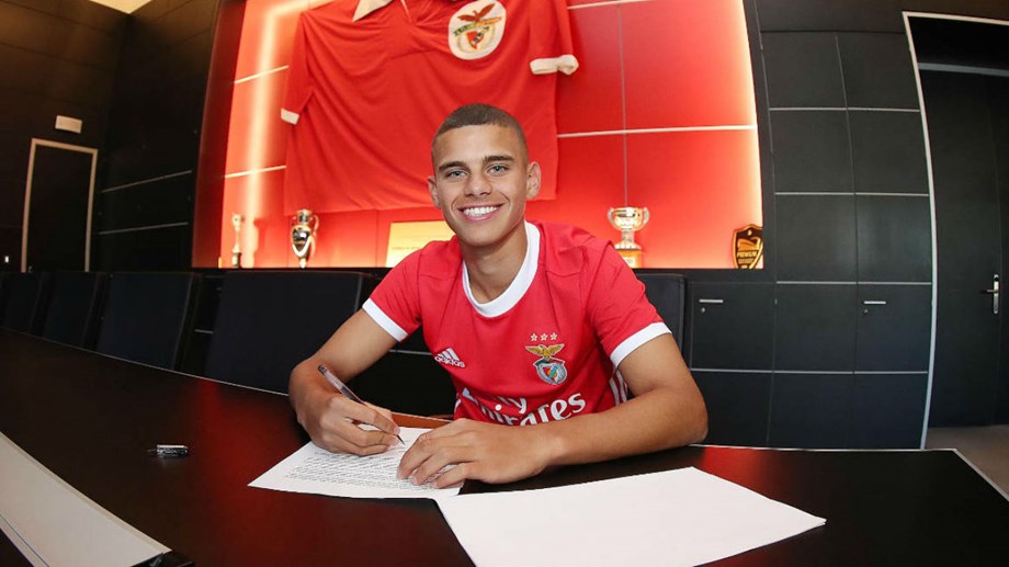 Jovem de Amares assina contrato profissional com o Benfica