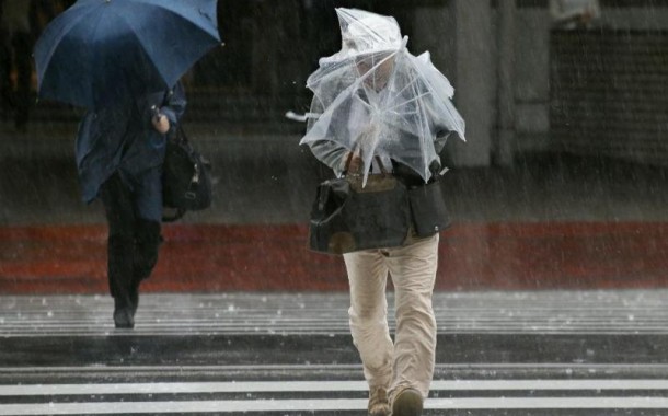 Dia de Todos os Santos sob aviso amarelo devido à chuva e vento de 95km/h