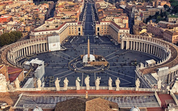 Vaticano suspende director financeiro e mais quatro funcionários suspeitos de ilegalidades
