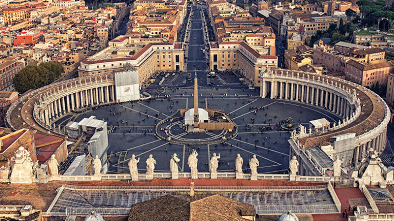 Vaticano suspende director financeiro e mais quatro funcionários suspeitos de ilegalidades
