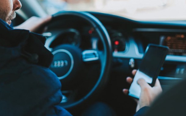 Multas por falar ao telemóvel enquanto conduz vão custar o dobro