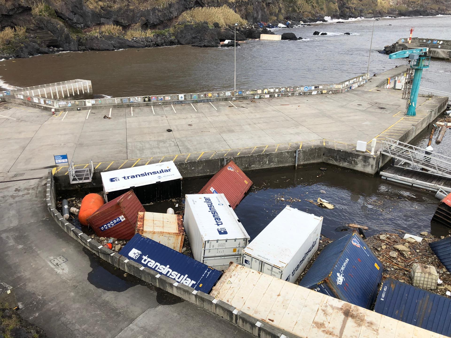 Furacão Lorenzo destruiu o porto das Flores e desalojou mais de 50 pessoas