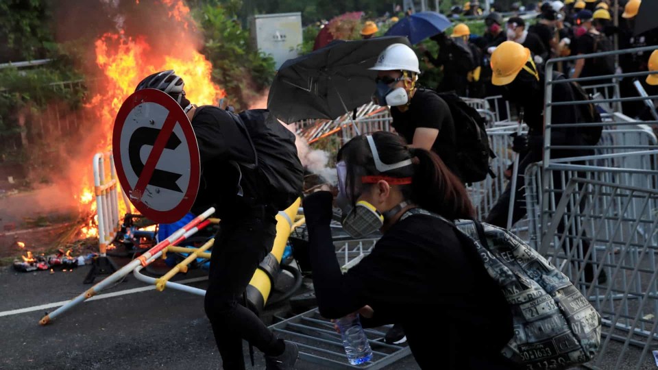 Protestos violentos já fizeram 15 feridos em Hong Kong