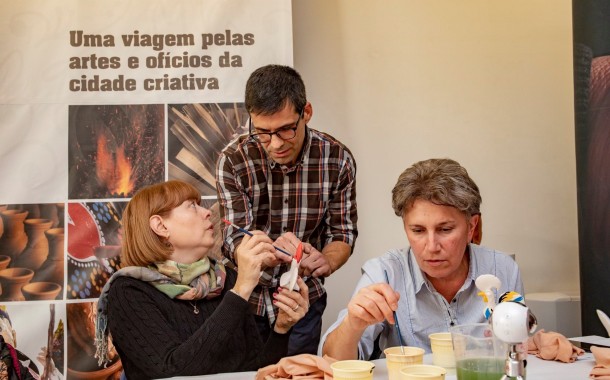 Barcelos ensina turistas russos a pintar galos