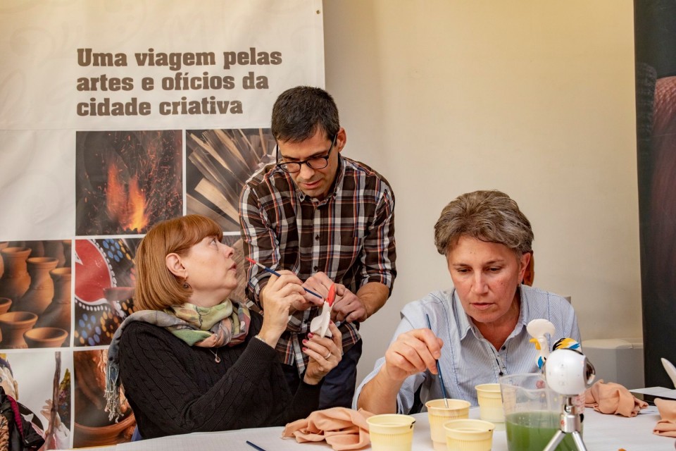 Barcelos ensina turistas russos a pintar galos