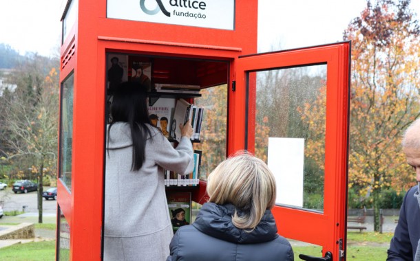Amares - Cabine telefónica transforma-se em micro-biblioteca em Caldelas