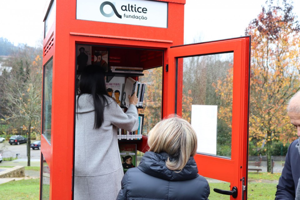 Amares - Cabine telefónica transforma-se em micro-biblioteca em Caldelas
