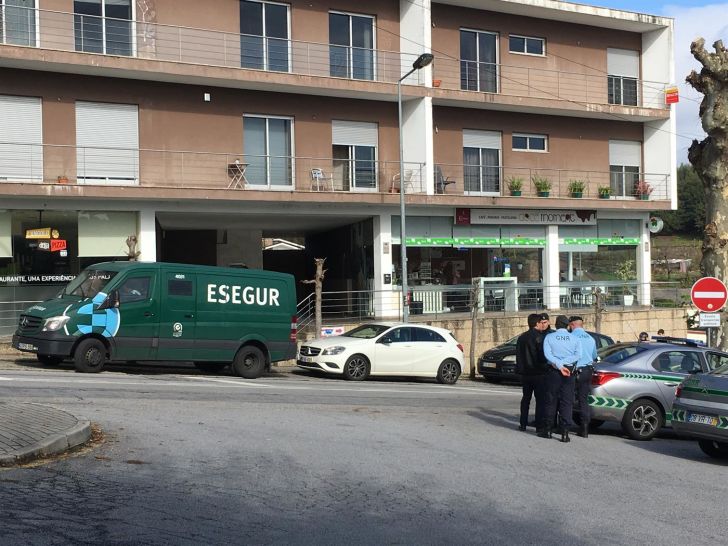 Carrinha de valores assaltada à mão armada por encapuzados em Famalicão