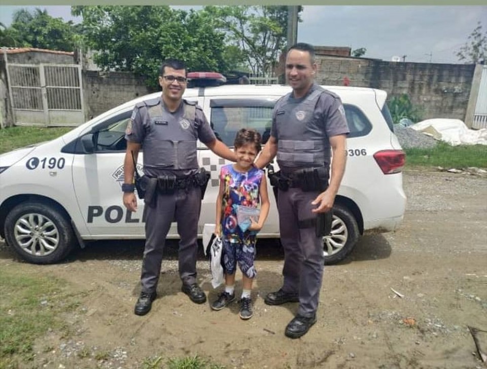 Brasil - Gabriel escreve carta ao Pai Natal e comove policias