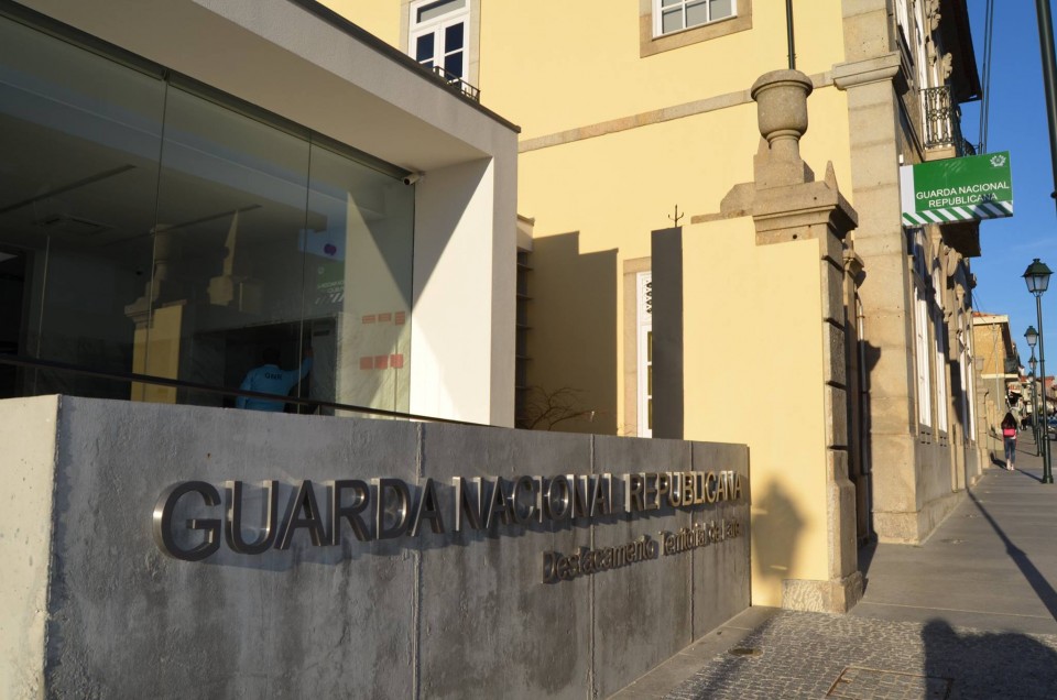 GNR apreende armas a homens de 80 e 51 anos em processos de violência doméstica em Fafe