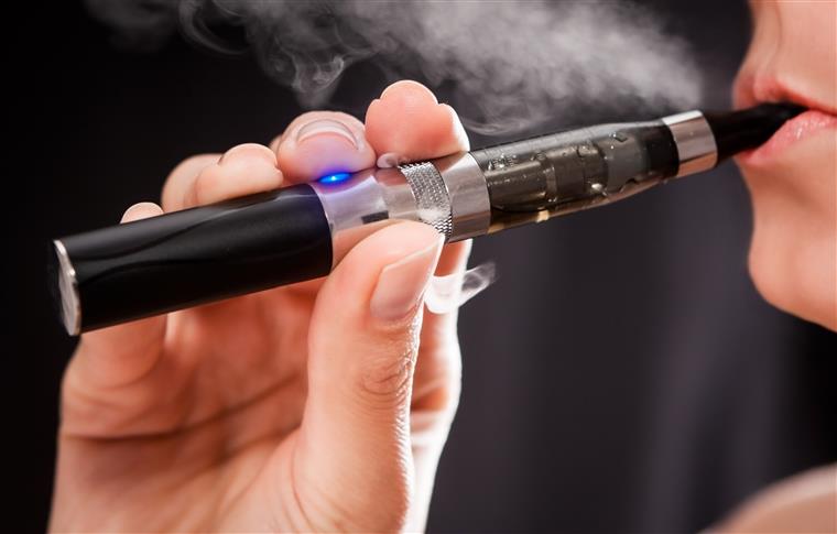 Não há cigarros electrónicos nem tabaco aquecido seguros, alerta a DGS