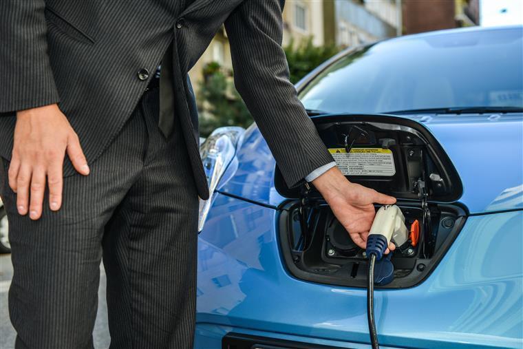 Carregamentos de carros eléctricos passam a ser pagos
