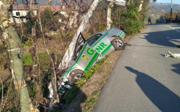 Carro da GNR de Vieira do Minho despista-se e bate num poste