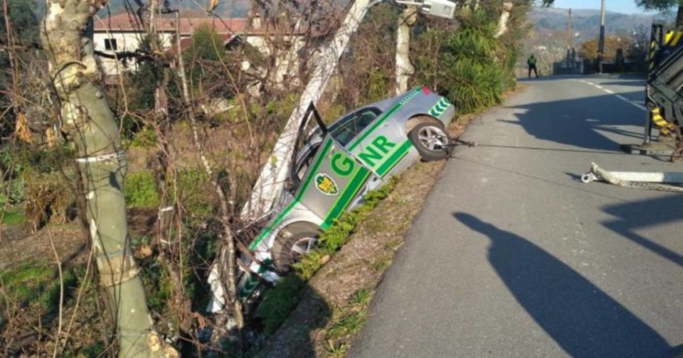 Carro da GNR de Vieira do Minho despista-se e bate num poste