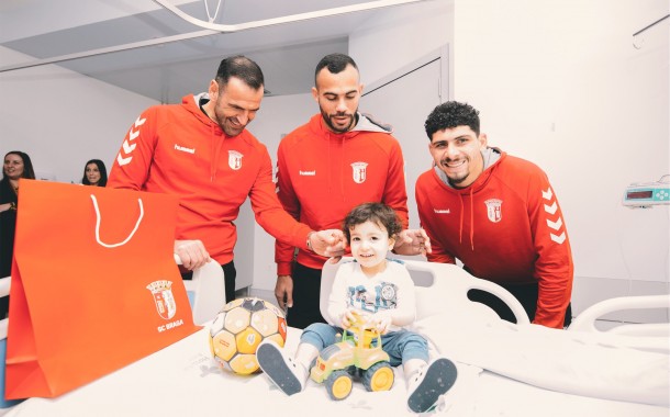 Jogadores do SC Braga visitam pequenos ‘gverreiros’ da Pediatria do Hospital de Braga