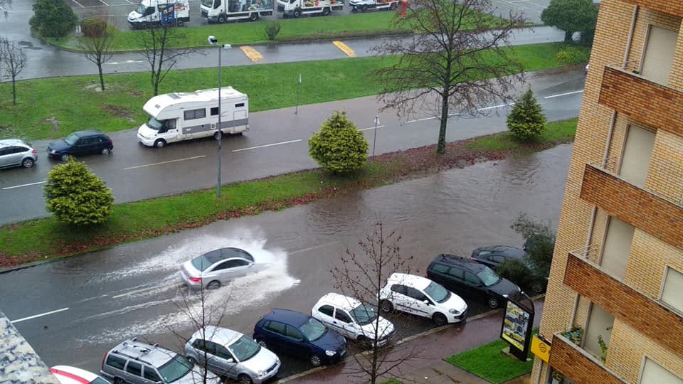 Mau tempo: Família resgatada de carro e deslizamentos de terras em Braga