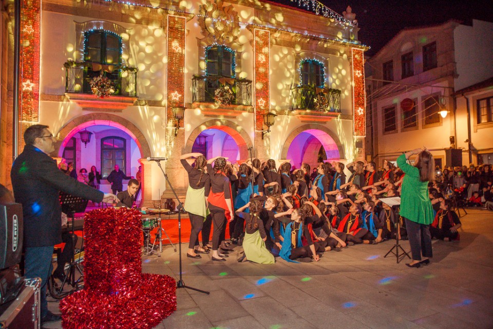 Esposende já está iluminada para o Natal
