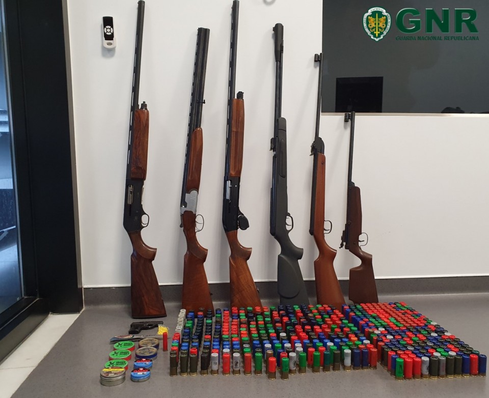 Investigação por violência doméstica resulta na apreensão de seis armas de fogo em Fafe