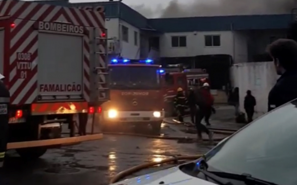 Fábrica destruída pelas chamas em Famalicão