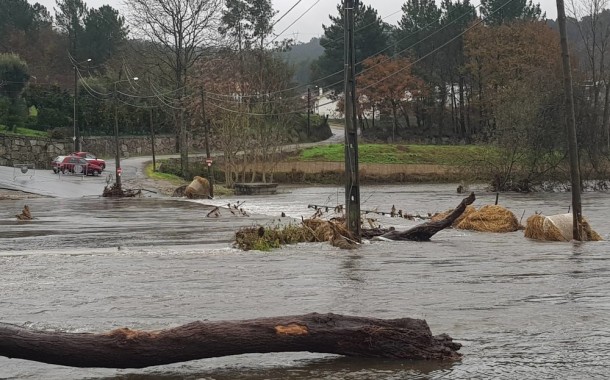 Rio Ave galga margens e inunda parque de lazer em Guimarães