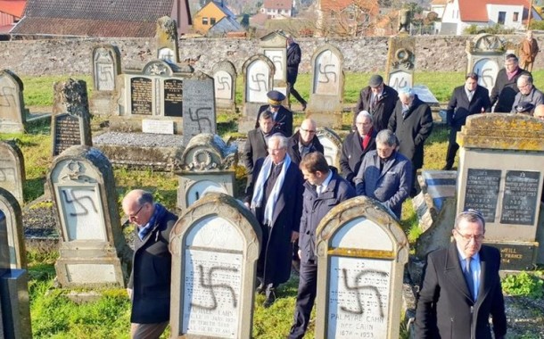 Cemitério judaico vandalizado em França