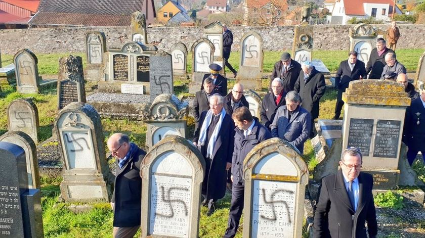 Cemitério judaico vandalizado em França