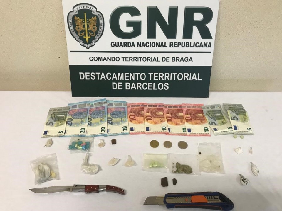 Sete pessoas detidas por tráfico de estupefacientes e posse de arma proibida em Esposende
