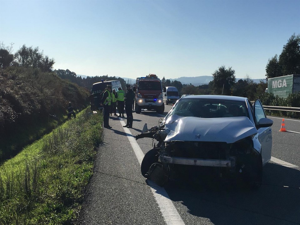 Seis agentes da PSP feridos em colisão frontal com veículo ligeiro em Famalicão
