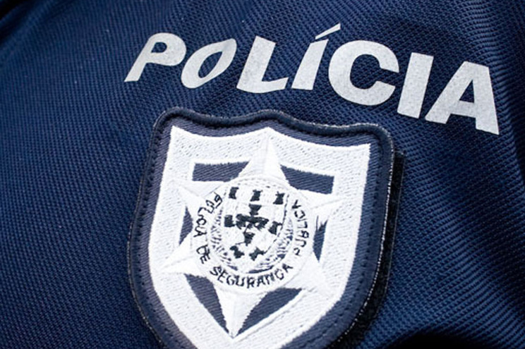 PSP/Braga deteve jovem por furto em estabelecimento comercial e procura homem que roubou lojista com uma faca