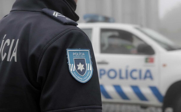 Homem assaltado sob ameaça de shotgun em Guimarães
